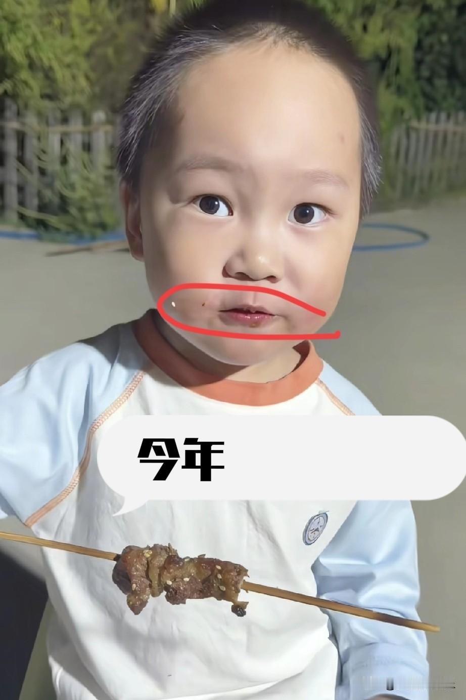 看米乐爸爸更新的视频，我都被气笑了。给2岁的孩子吃烧烤，还稀里哗啦地撒了那么