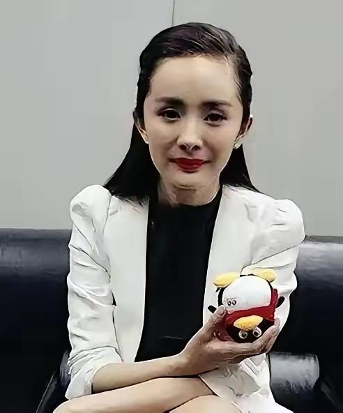 我能接受杨幂40岁了，也能接受杨幂一直单身，但我实在理解不了，她才40岁，怎