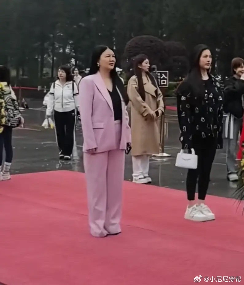 有网友在长沙偶遇到李湘母女！网友说，目测李湘真的比之前瘦了很多！看上去清秀了不少