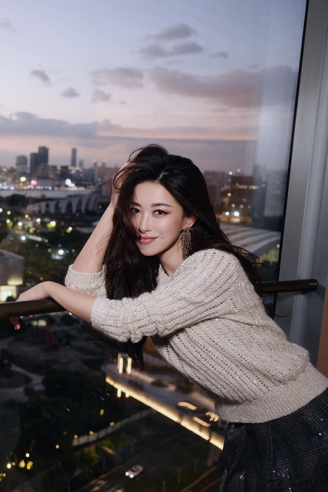 夜色衬托下女神更美了[害羞]朱珠娱乐