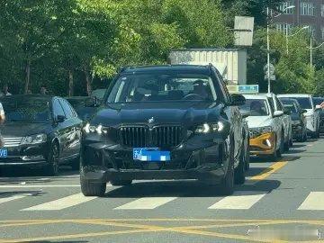 路上看到宝马X5日间行车灯总感觉在告诉我，多开对开[笑着哭]​​​