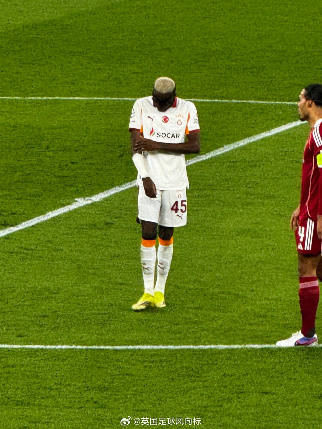 【奥斯梅恩被撞断手臂】利物浦4比0加拉塔萨雷，客队主力前锋奥斯梅恩，在中场休息时