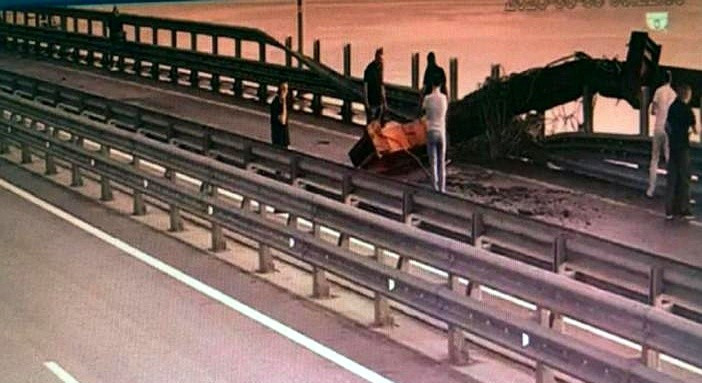 大桥刚炸就通车，乌克兰很生气克里米亚大桥刚被炸完，交通立