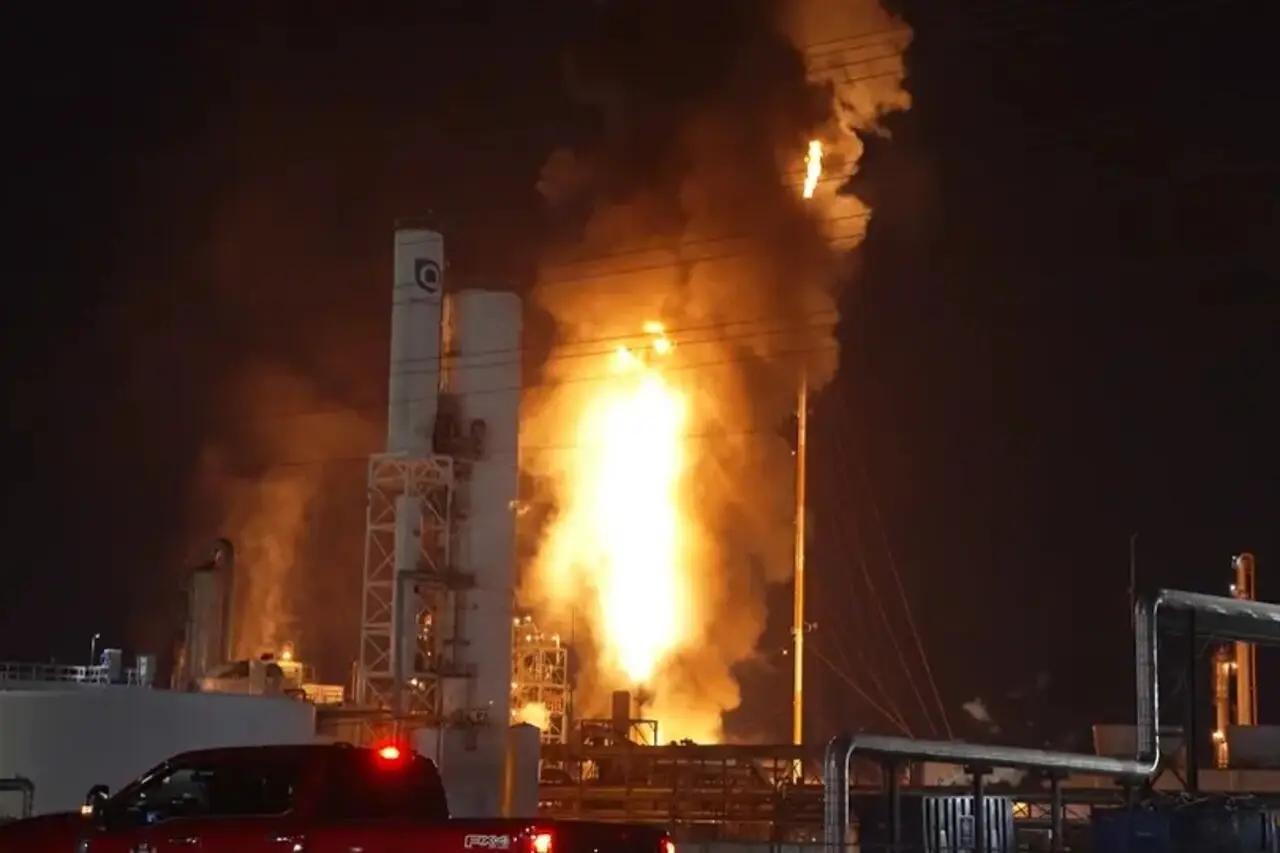 一声巨大爆炸，美国一家大型炼油厂发生严重火灾。当地媒体报道说，德克萨斯州帕萨迪纳