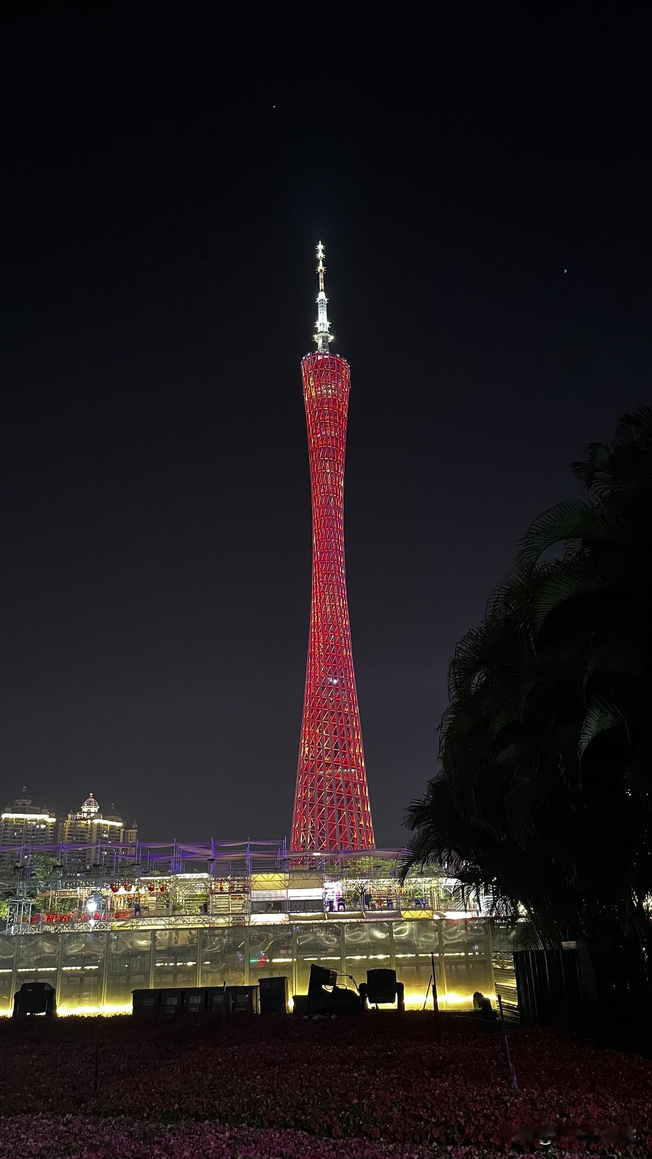 这不是网红滤镜里的广州，是我亲眼所见的小蛮腰。红得像年宵花，彩得像骑楼里的花街