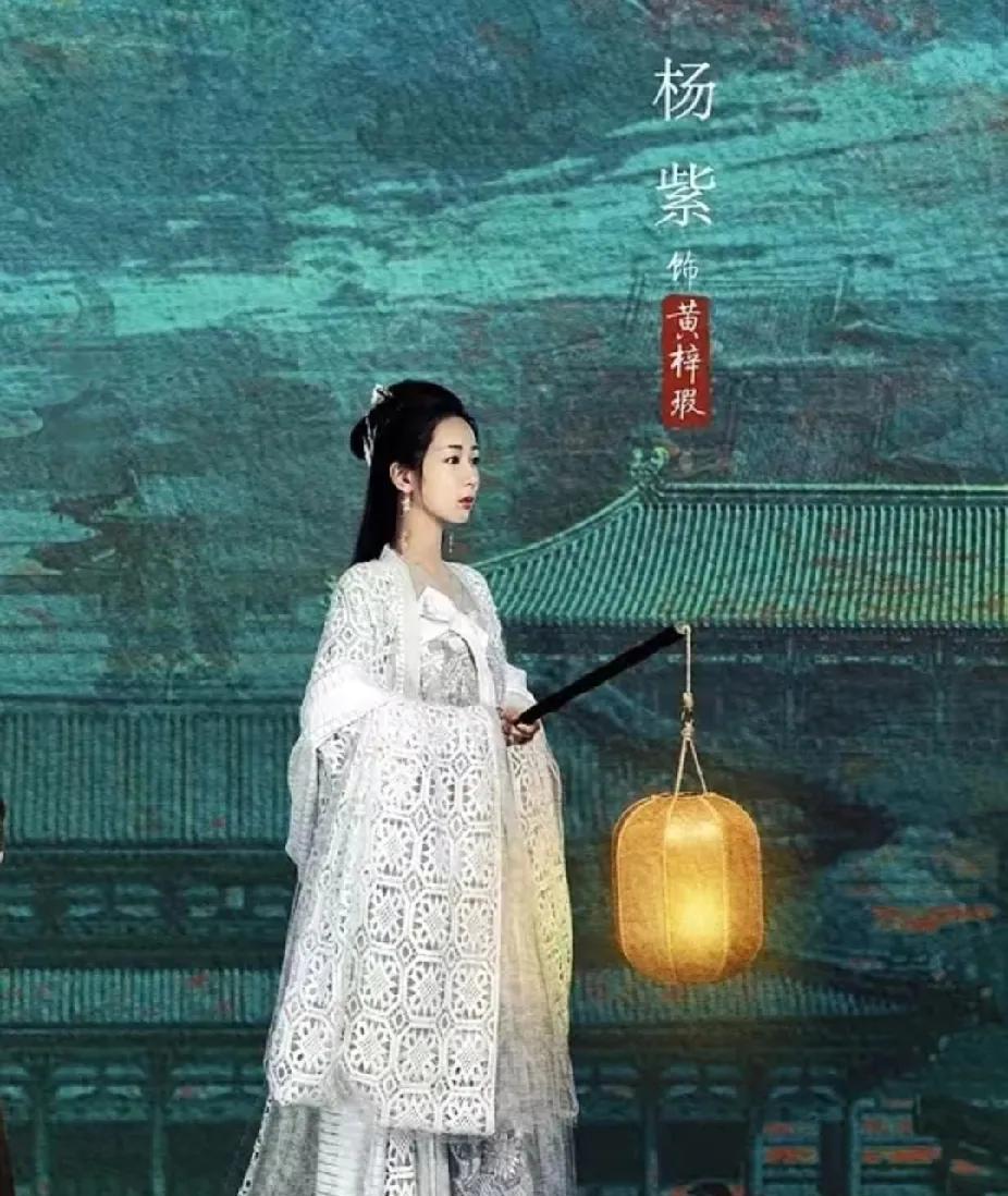 看来今年是无望了，之前说杨紫的《青簪行》六、七月会上映，现在播的是《锦绣芳华》