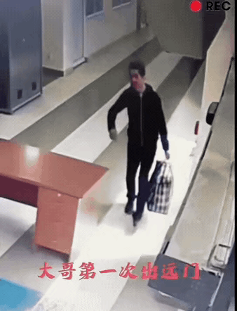 大哥这小电梯坐的舒坦不，安检员都笑了有些人生活在偏远山区，平时很