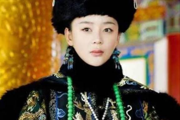 1625年，为了能生下皇子，13岁的孝庄嫁给了34岁的亲姑父皇太极。姑父并不宠爱