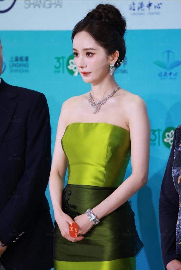 85花被爆怀孕！赵丽颖15日出席纪梵希活动，杨幂正在紧锣密鼓拍古装戏，唐嫣正在