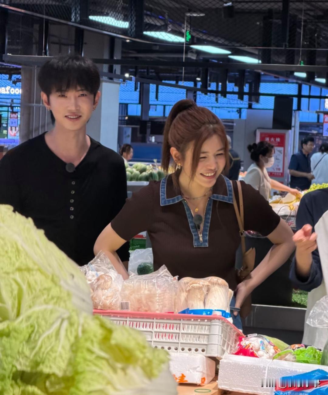 44岁陈妍希在北京菜市场买菜被偶遇，她真人看起来好年轻，脸好圆润，胶原蛋白满满，