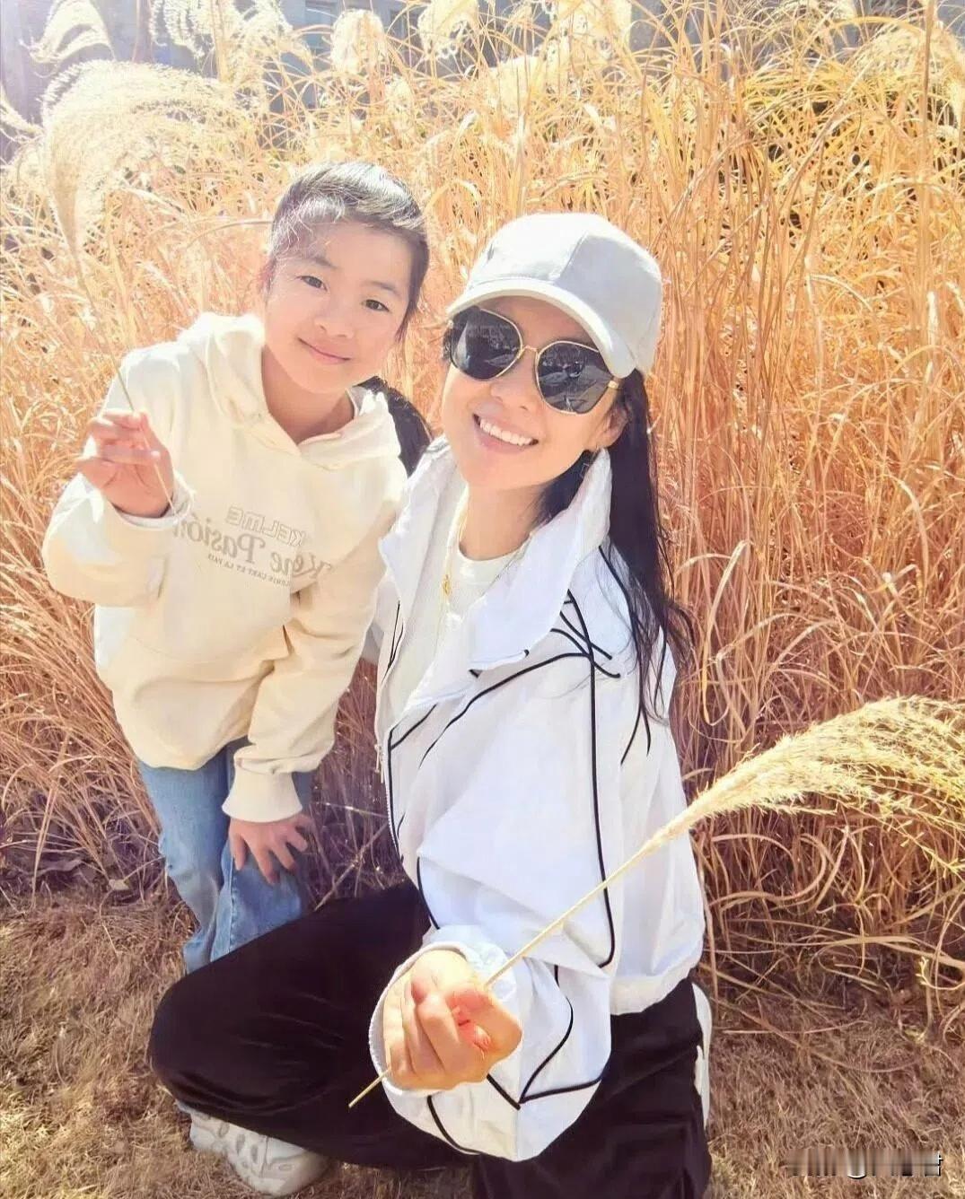 章子怡夺回女儿抚养权,这事真不意外。两人23年离婚时,曾约定儿子归章,女儿