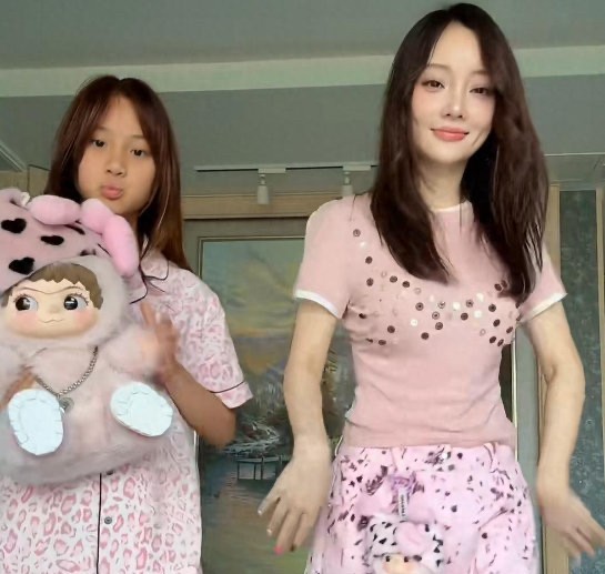7月7日，网友眼睛真尖，李小璐发布与甜馨在家跳舞视频，眼尖网友发现在李小璐身后有