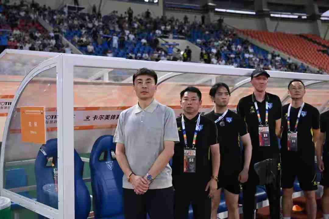 宁波FC不敌广州豹收获“两连败”，这个时候球队需要的加油打气助威，然而有些人却按