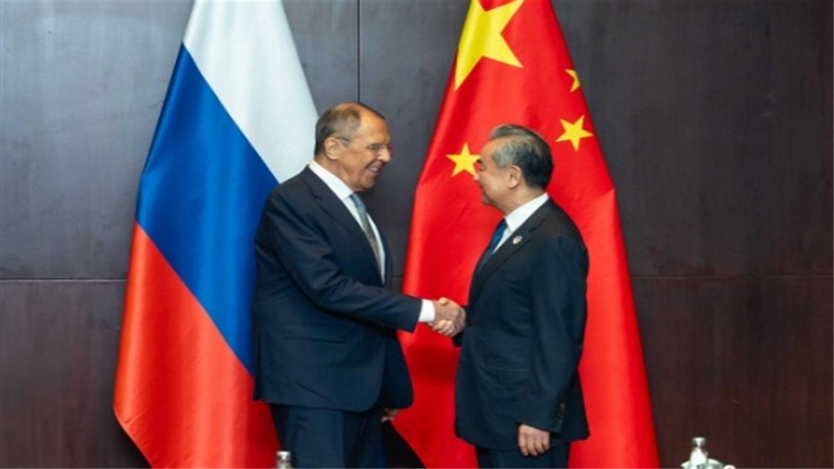 王毅表态分量十足，俄外长立马交底，见状不妙，特朗普喊中国谈谈