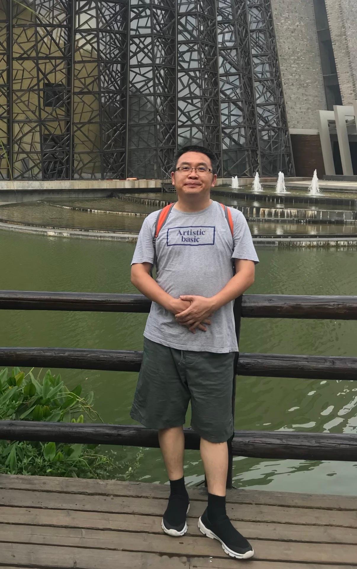 西安赛格严总走的那天中午，手机最后一条消息还留在工作群里：“明天要补货了，货架别