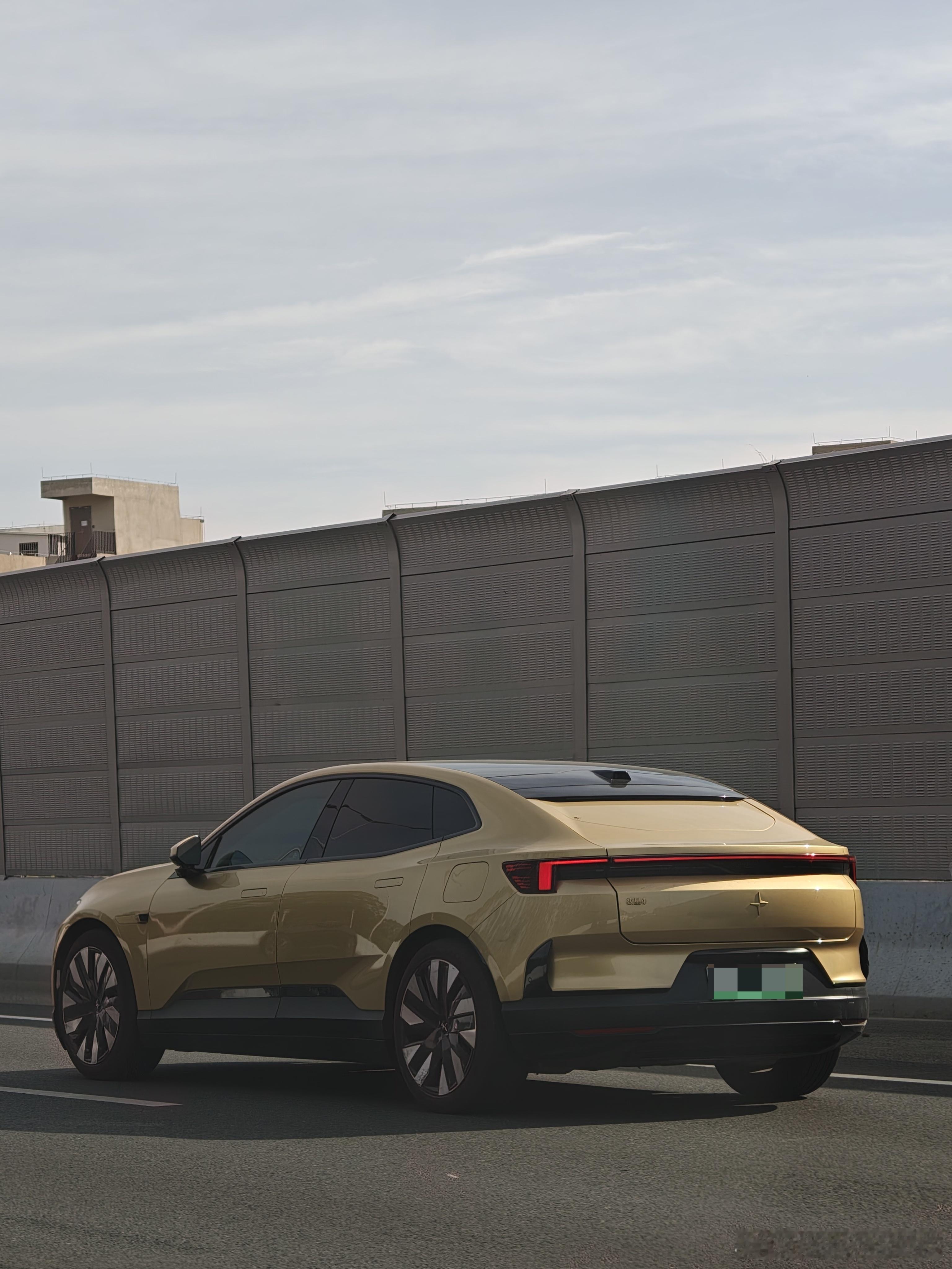 在路上偶遇了一辆极星4，还是少见的瑞典金之前看网图，我总觉得这个颜色会太“土豪