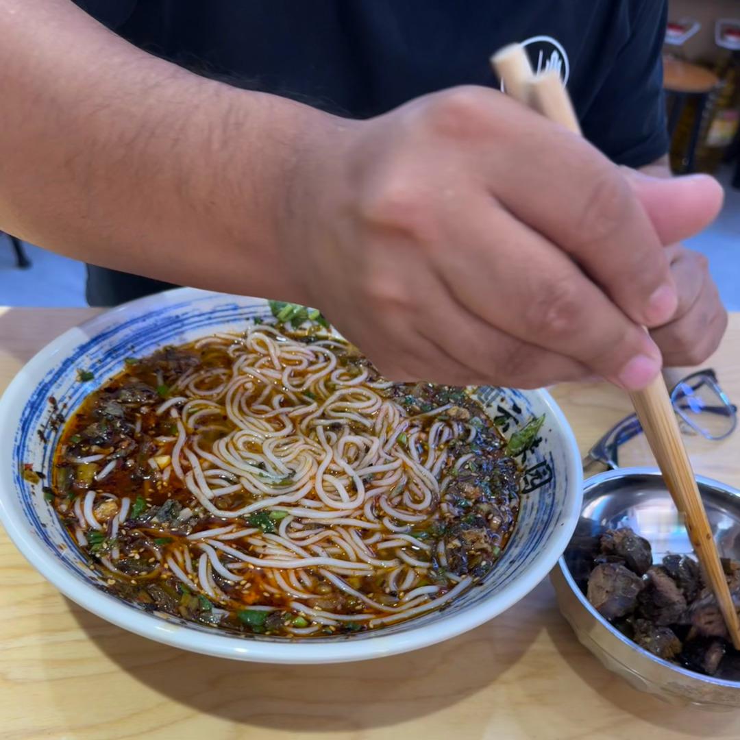 吃到了正宗的东北饺子，皮薄馅大且饺子皮韧性十足，馅料调味儿真棒！酸菜肉➕牛肉昆