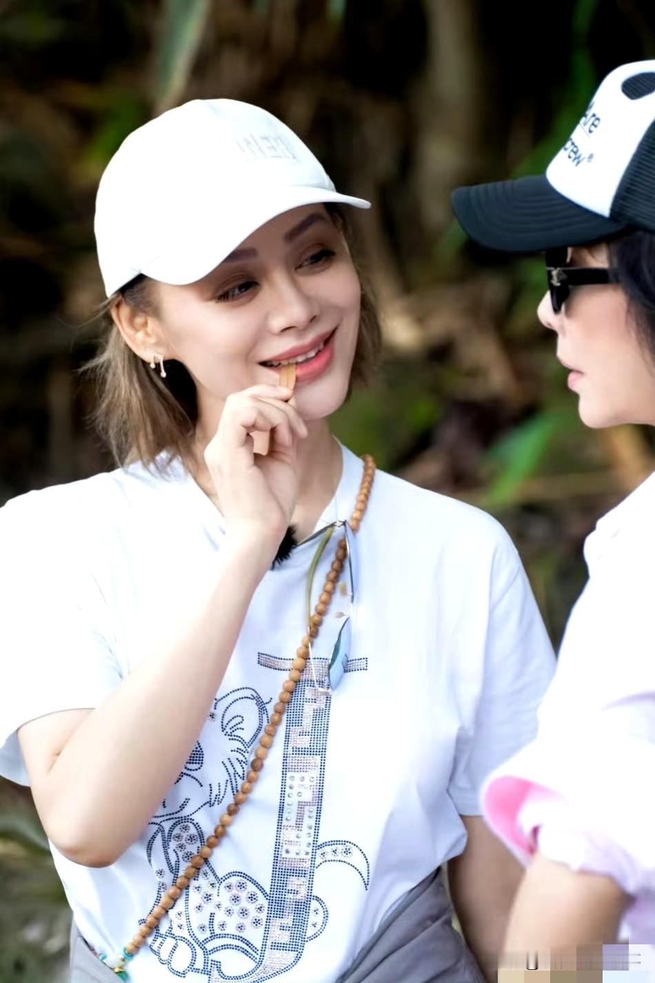 宁静墨镜封印失效现场，笑不活了！宁静晒出墨镜自拍配文“封印作用好像有点强”