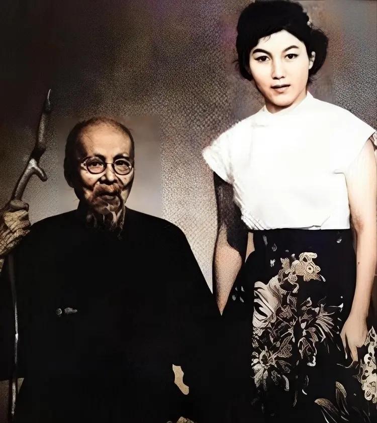 1952年的一天，齐白石已经快90岁了，他不知哪里来的力气，一把将25岁的新凤霞