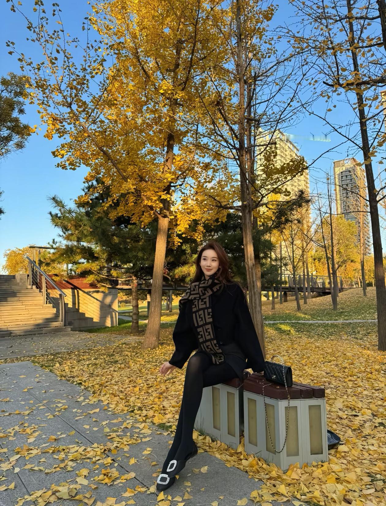 秋日暖阳下，时尚女孩与落叶共舞