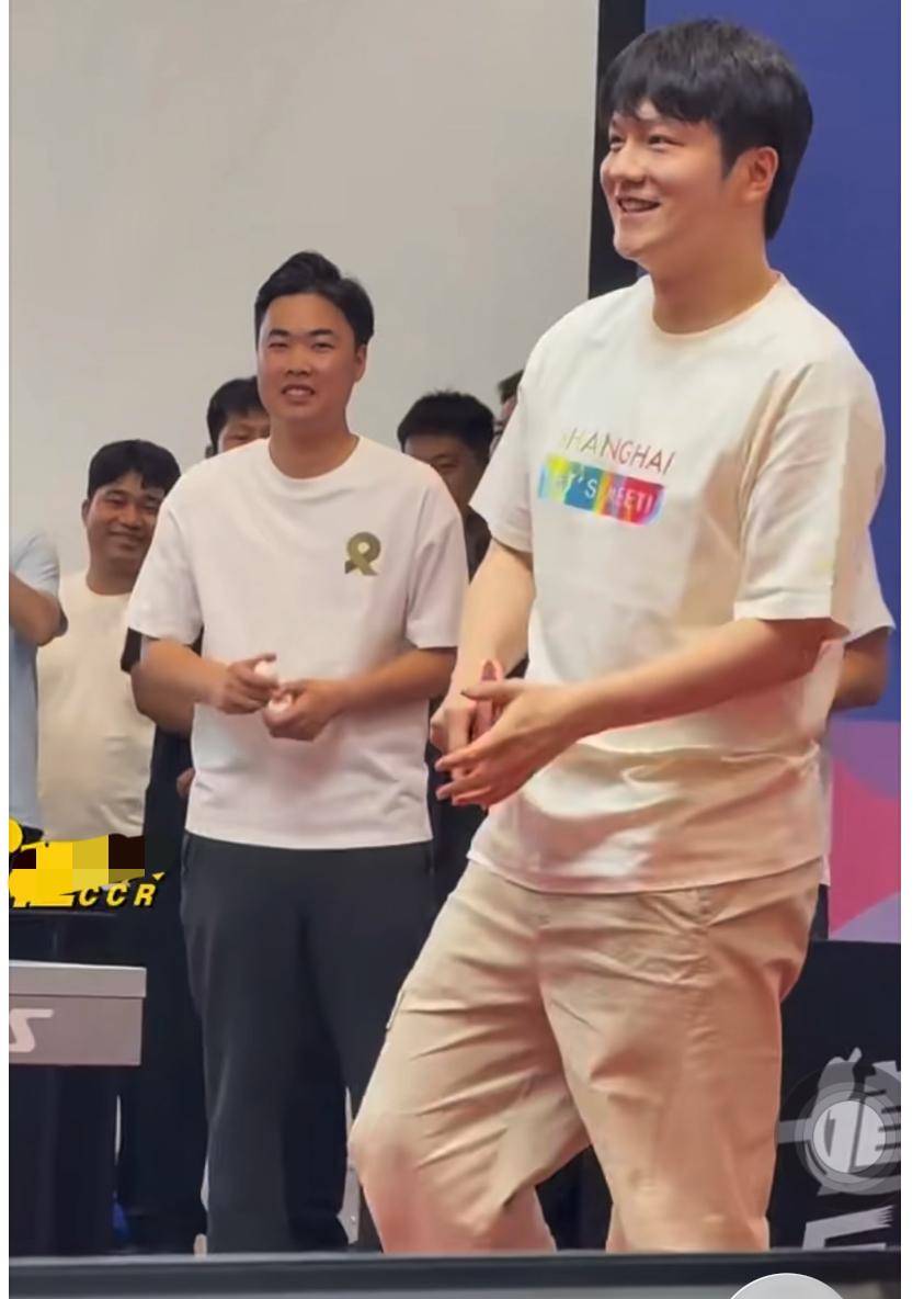 7月4日樊振东现身复兴岛乒乓球嘉年华——与小球员互动，乐在其中！樊振东回国休假