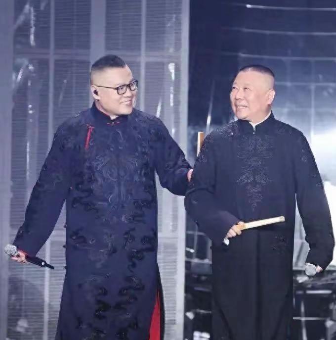 岳云鹏“非要唱”演唱会变德云大型团建：相声混搭金曲，老郭孙越掀高潮[比心][比心