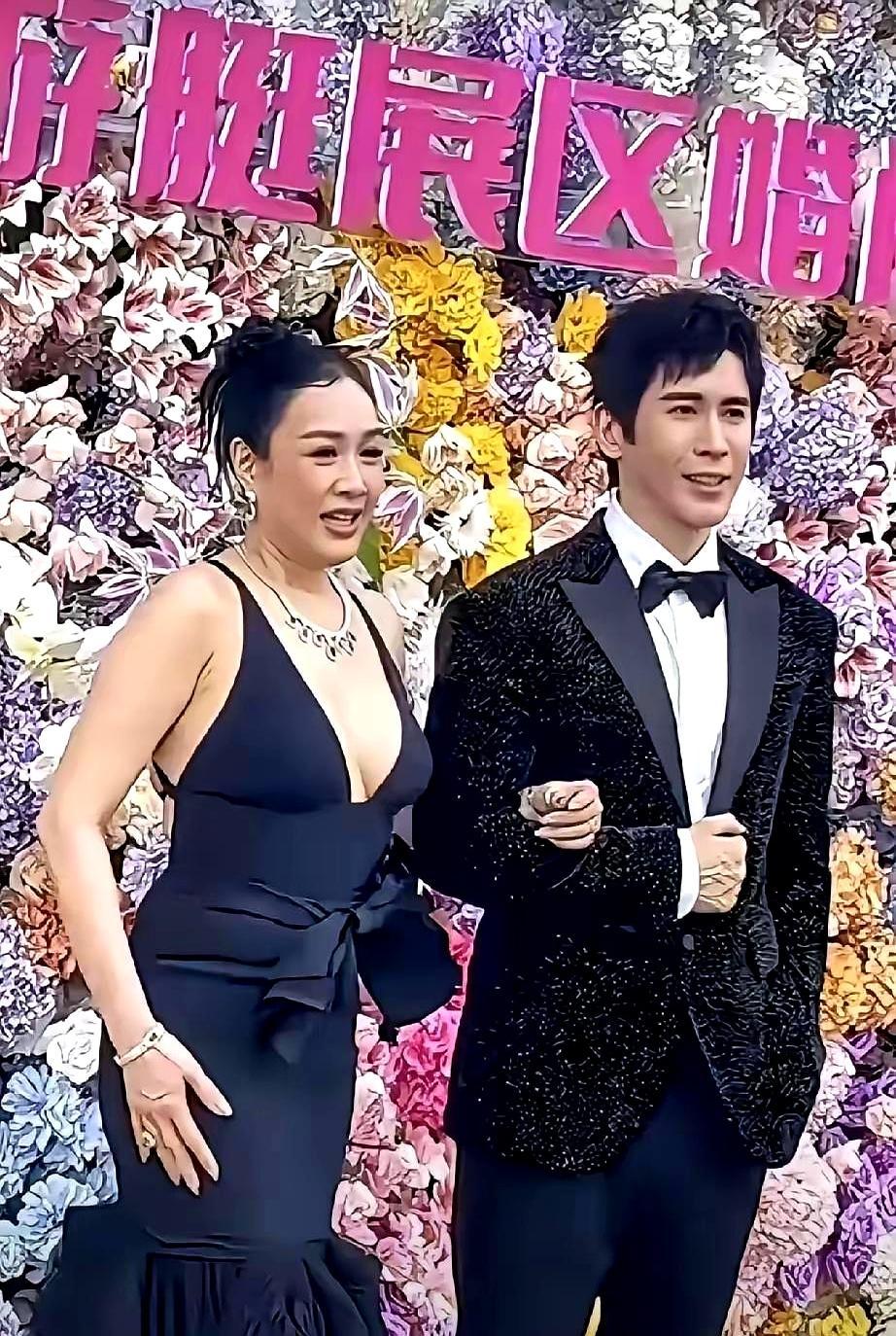 镜头里她勒得喘不过气9年婚姻，钟丽缇55岁，张伦硕43岁。合体站台，裙子勒