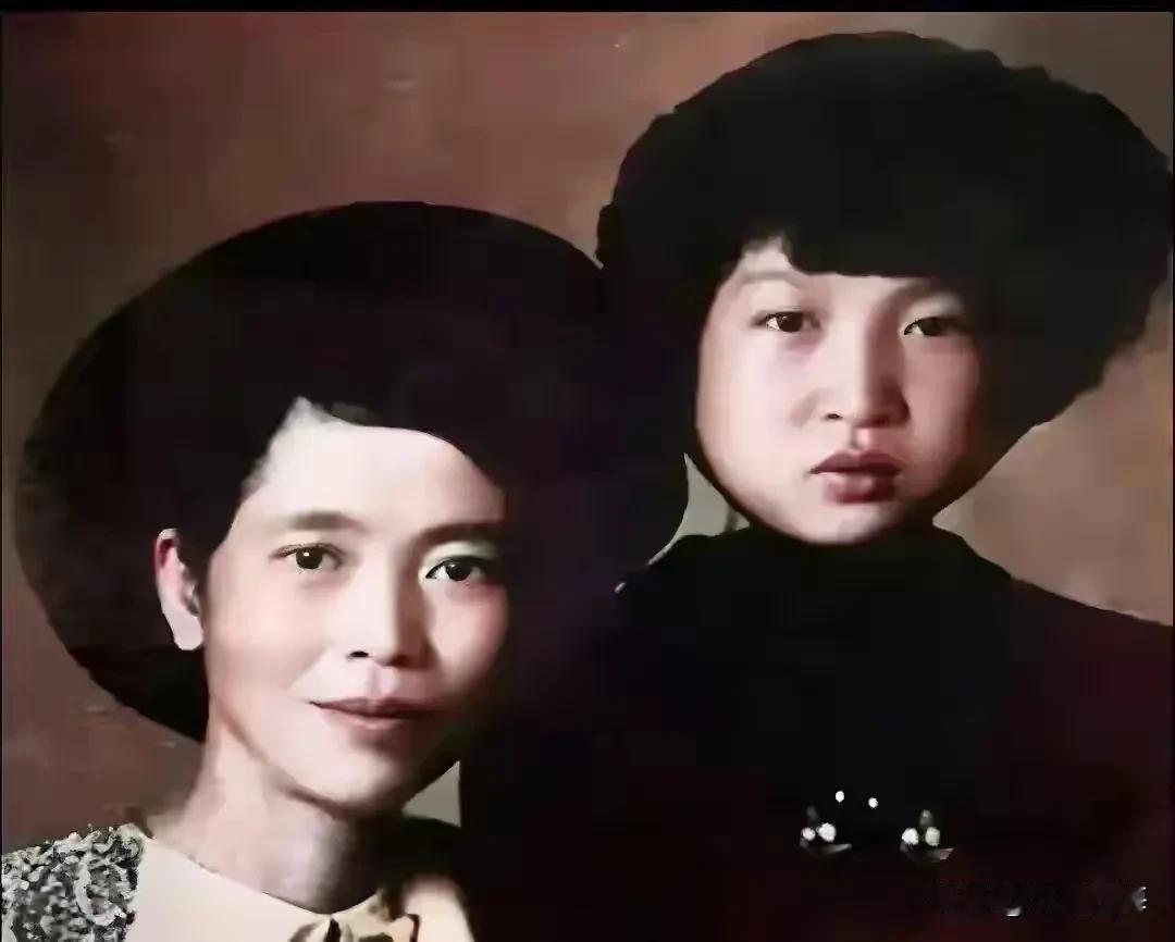 这张母女照不由得想多看几眼！左侧是贺子珍，她是伟大的无产阶级革命家，眉眼间透着温