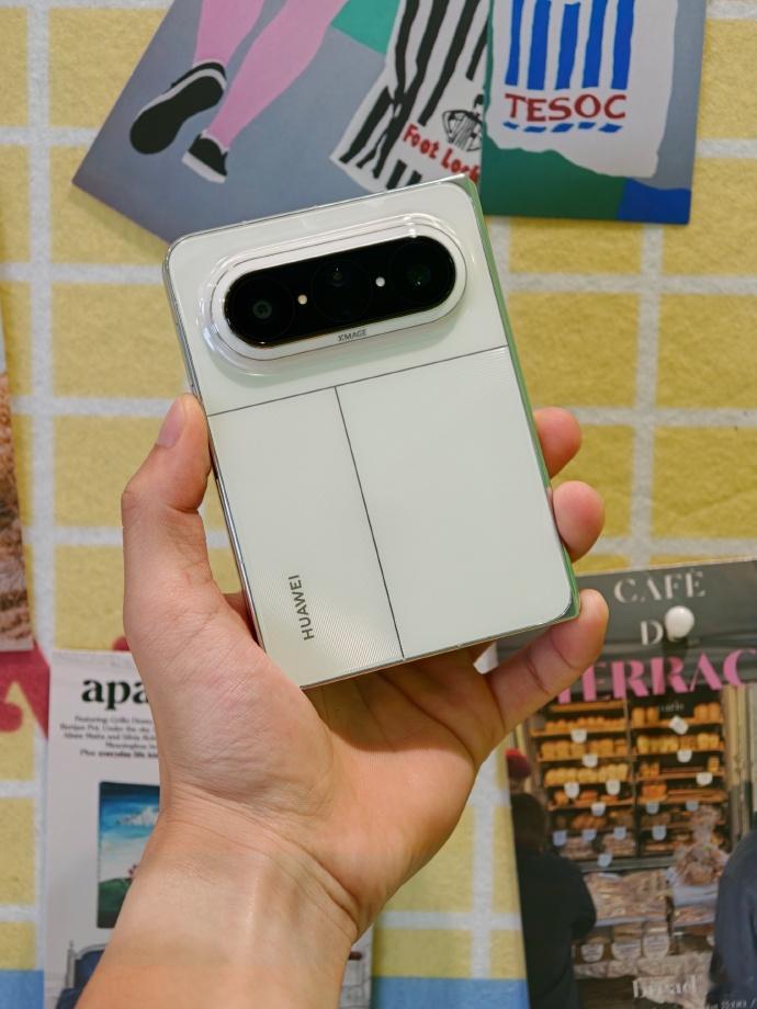 1万买华为折叠还是iPhone这东西还是得看个人的选择的吧，有大屏需求，又不想