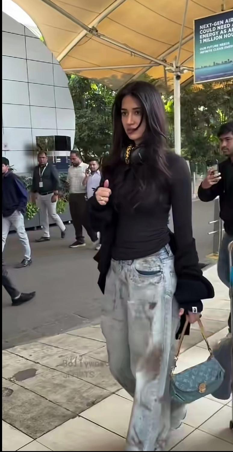 印度女模特，裤子好几块油渍看着好难受，她好像不开心，被印度男人sao，扰了