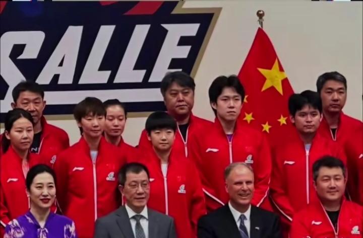 实力自带顶级C位！莎莎这张合影才是真排面洛杉矶交流活动合影，孙颖莎稳稳占据