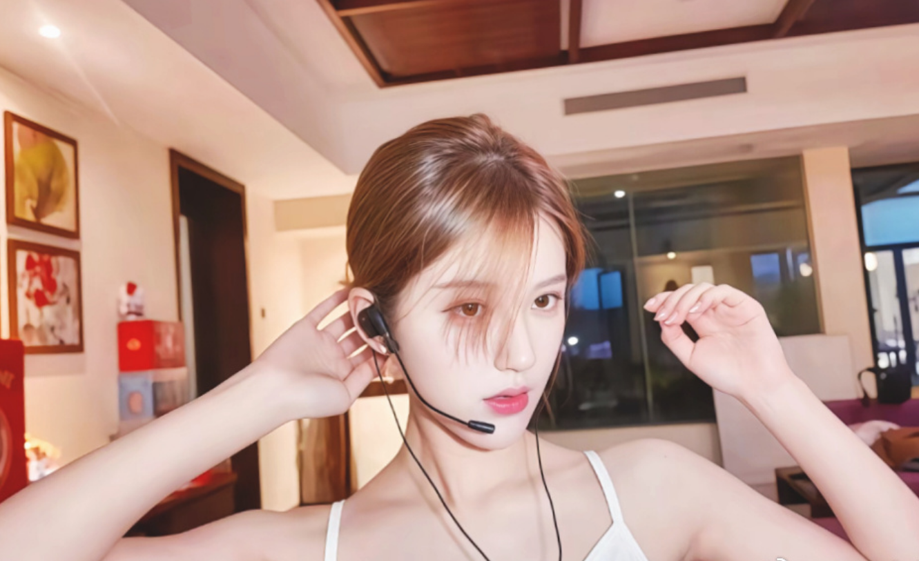 气质干净舒服，长相又萌又美，很有东方感