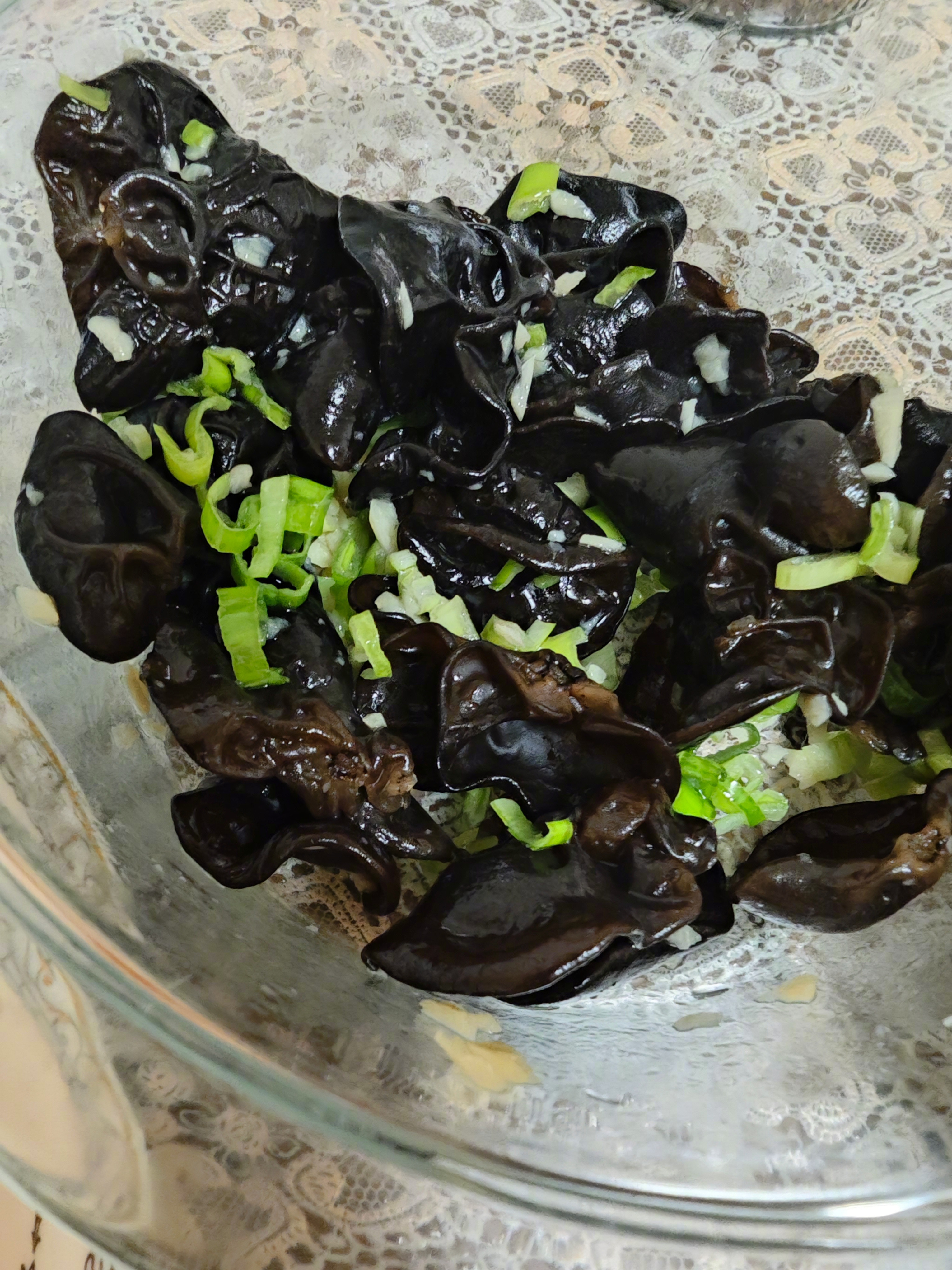 今晚的减脂餐，尖椒干豆腐，白虾，三文鱼，凉拌木耳，烤杏鲍菇。  味道嘛...