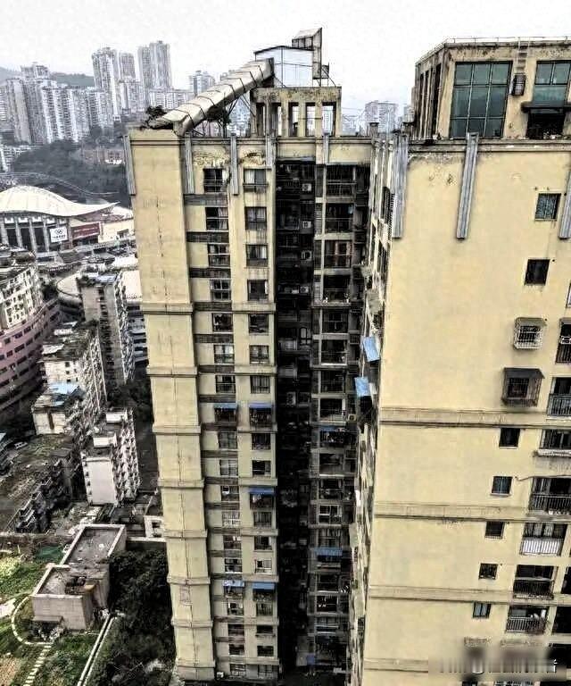 重庆裂缝如蛛网蔓延居民夜不能寐谁来给个准信儿昨夜十点，涪陵泽胜中央广场B