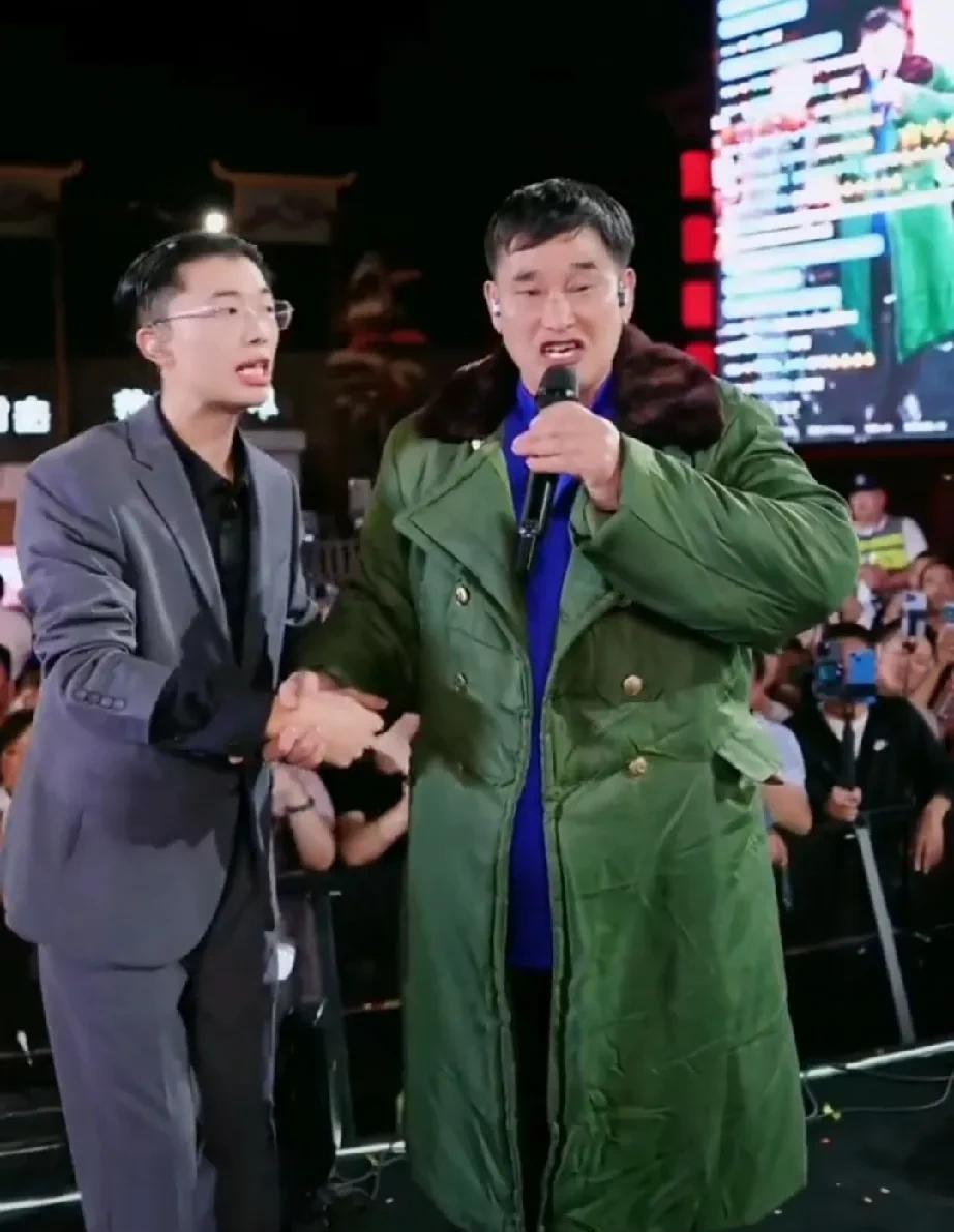 大衣哥助阵郭有才周年庆典，新老草根同台献歌6月2日，郭有才周年庆典举办，没想到