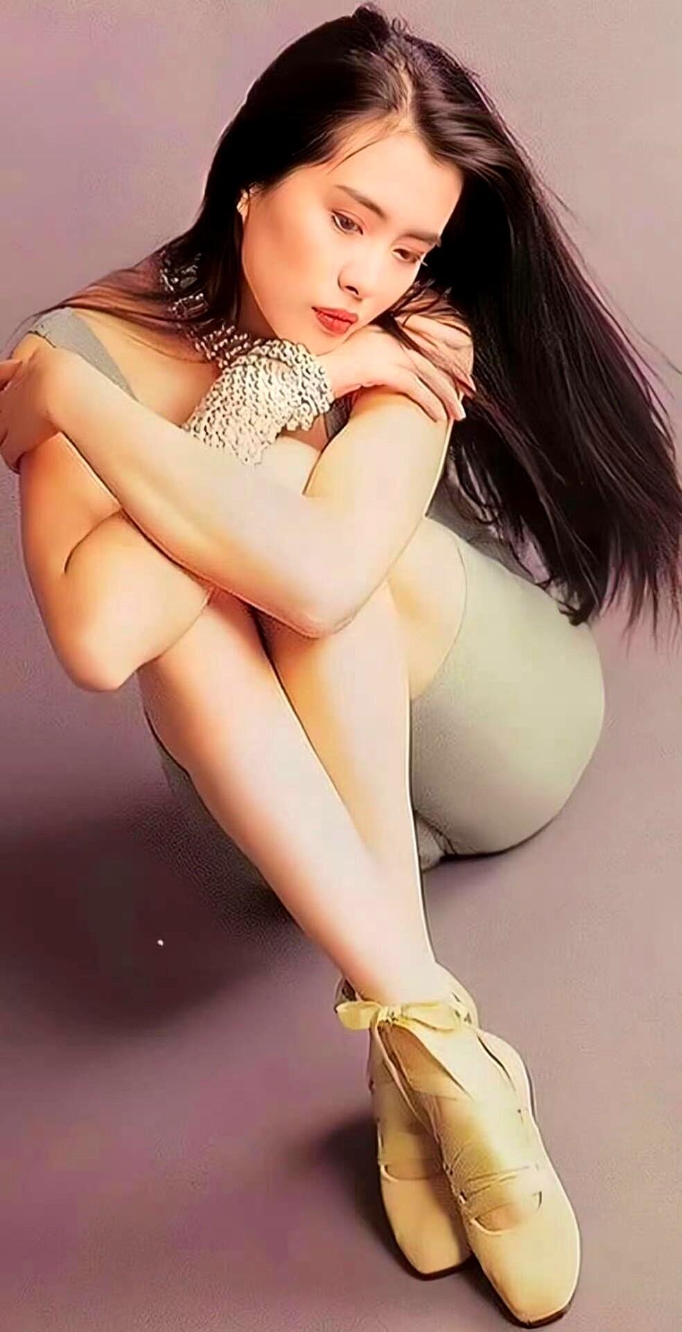 谁能想到，59岁的王祖贤，如今在加拿大温哥华开了一家叫“灸觉”的艾灸馆。她彻