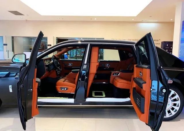 其实劳斯莱斯这种对开门是很正确高速急着想拉屎停应急两个门打开蹲地上下面会走光