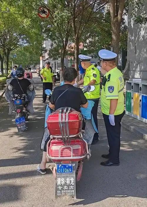 一姑娘骑车带奶奶被查，交警问知不知道不对，姑娘回：“我知道有啥用？”交警懵了：什