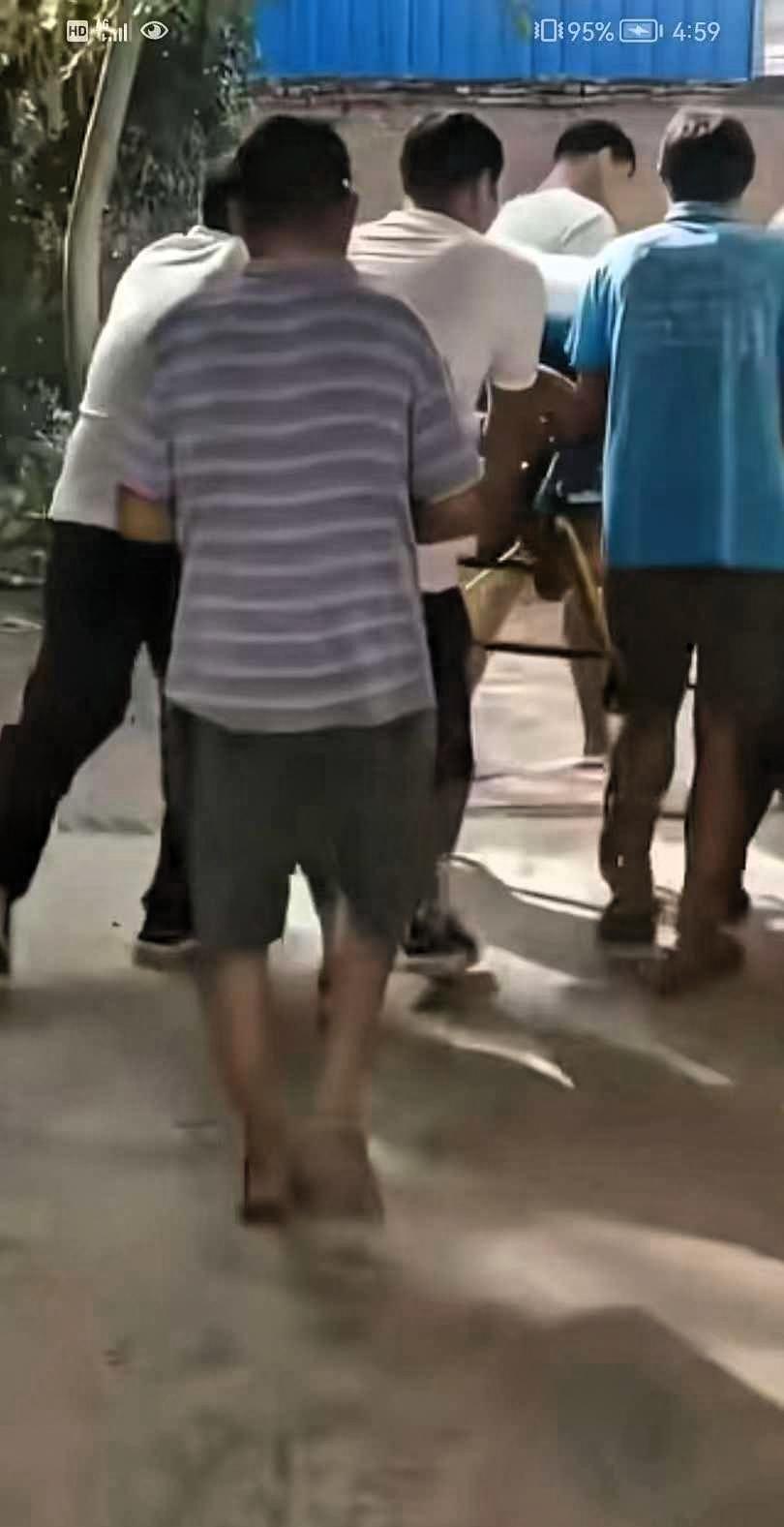 泪奔，儿子重病奄奄一息，医院已下病危通知书儿子气若游丝攥着她的手，用尽最后力