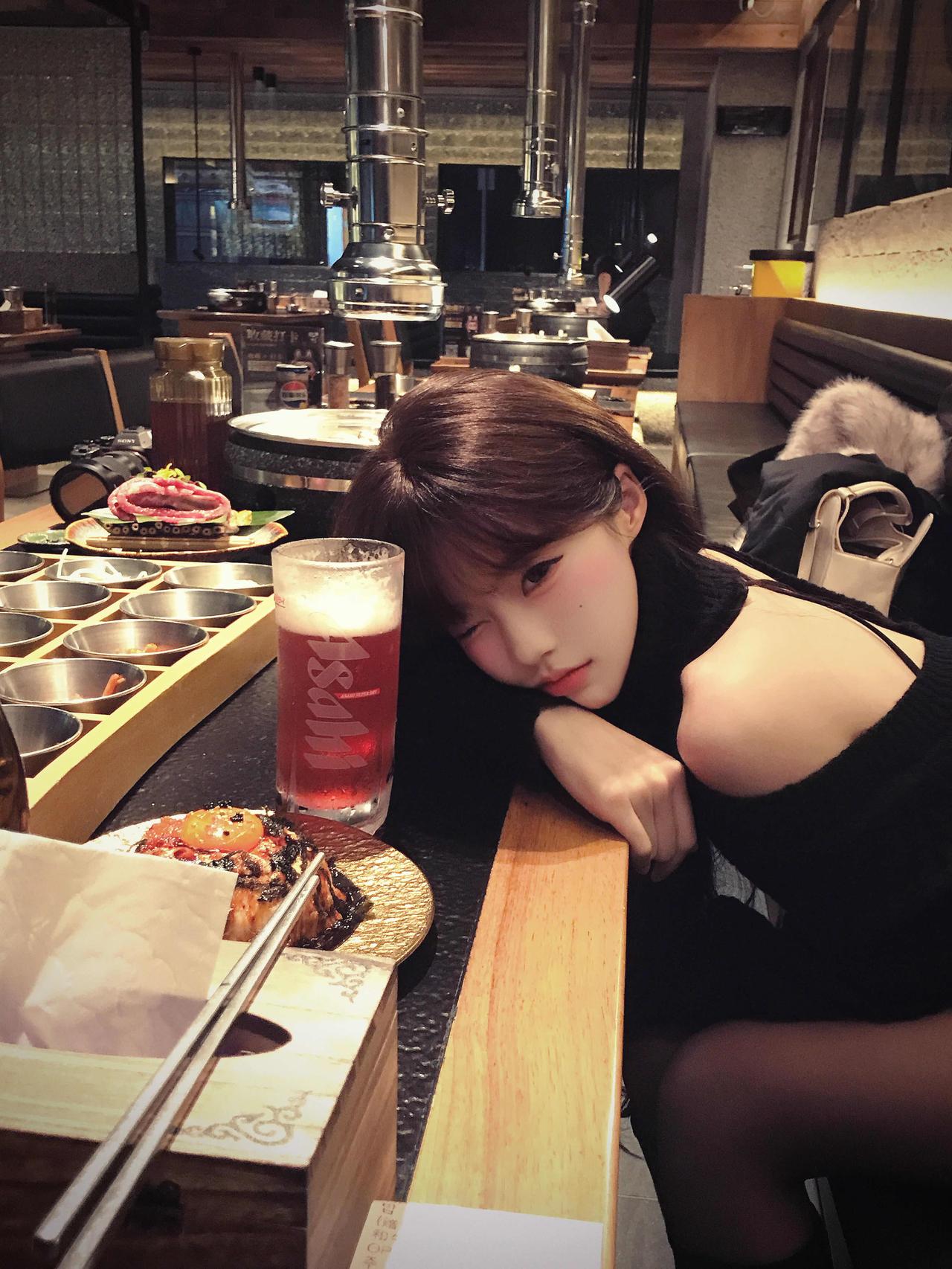 为什么还不是你的菜一进门就被高级感拿捏，暖黄灯光超有氛围～必点的海胆大王牛排吧