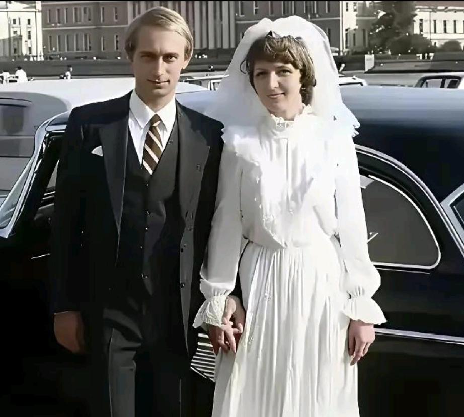 年轻的普京拉着柳德米拉的手，走进了婚姻的殿堂。身披洁白婚纱的柳德米拉，曾是一名