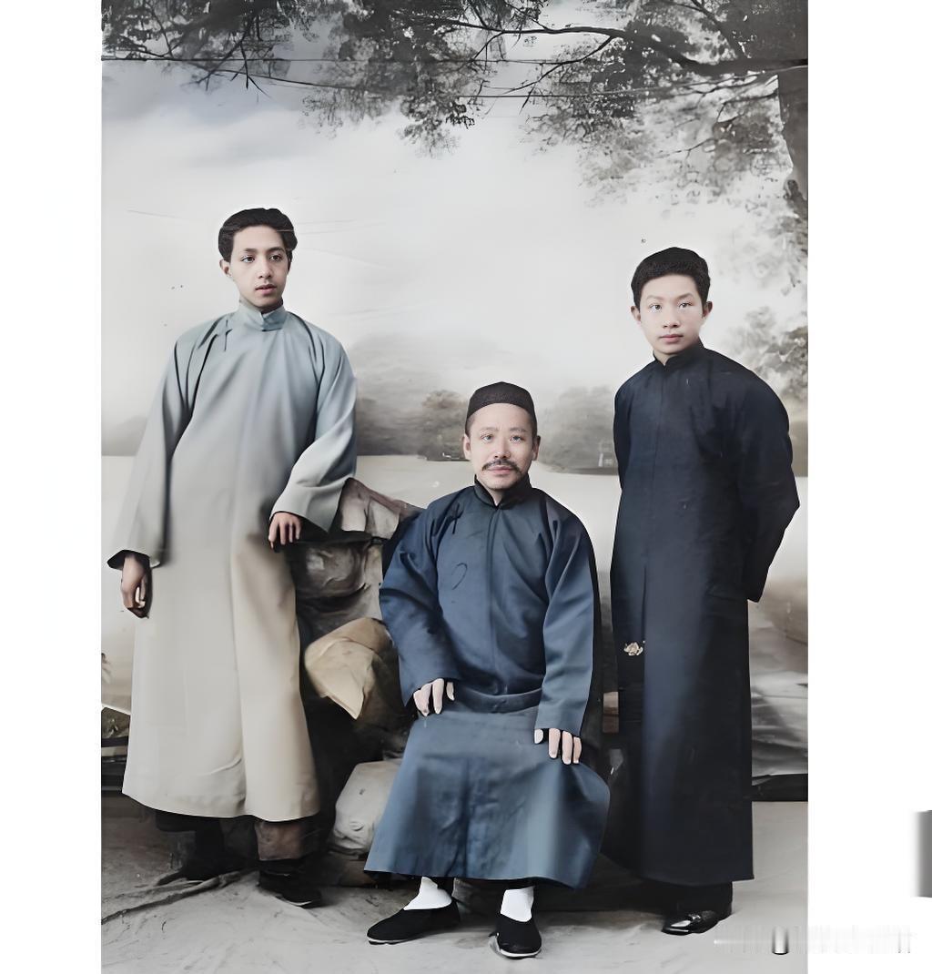 这张1931年3月12日拍摄的上海云丰申庄合影里，右一穿浅色长衫、表情略显拘谨的