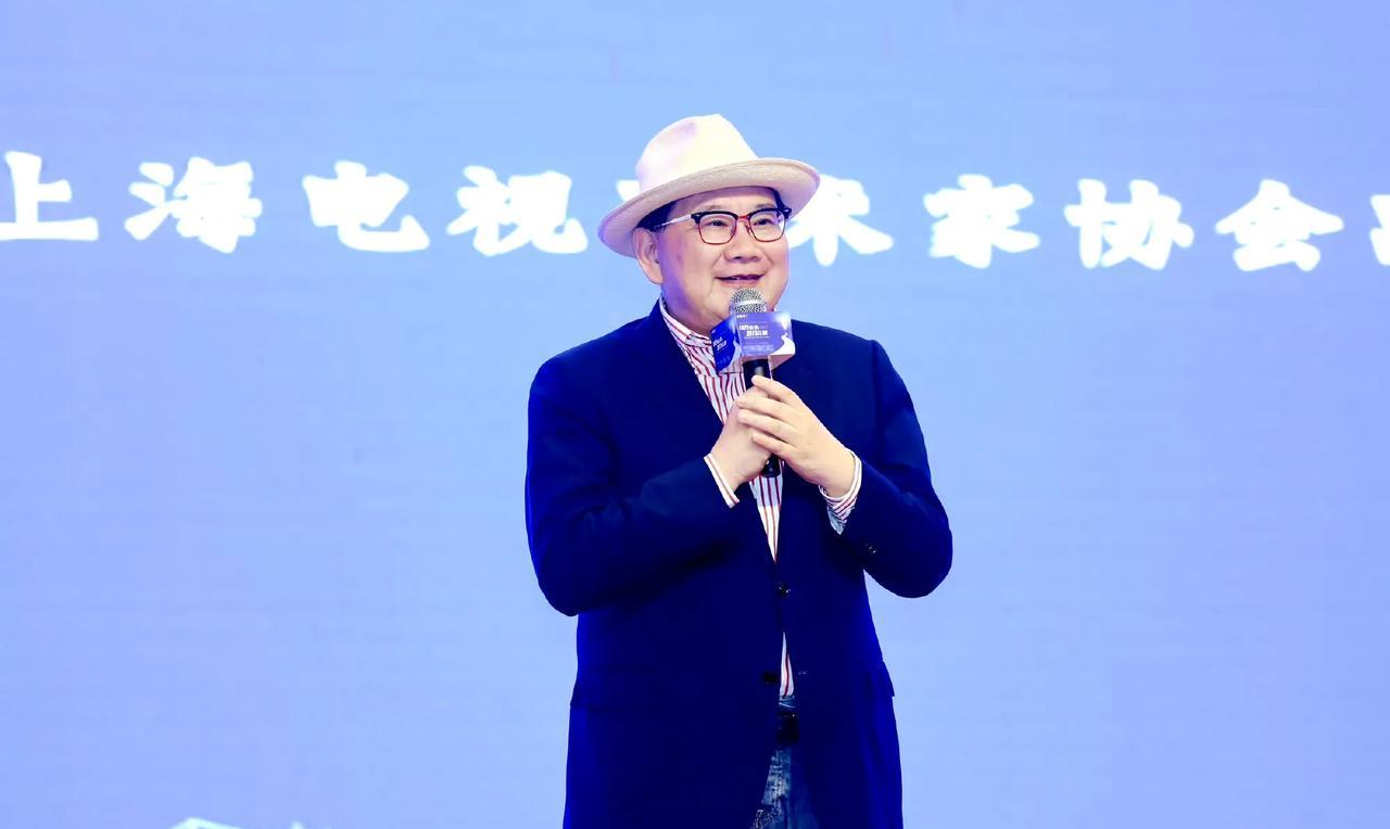 曹可凡参加上海大学受聘仪式，因着装太时尚被议论。5月9日曹可凡在上海大学参加学术