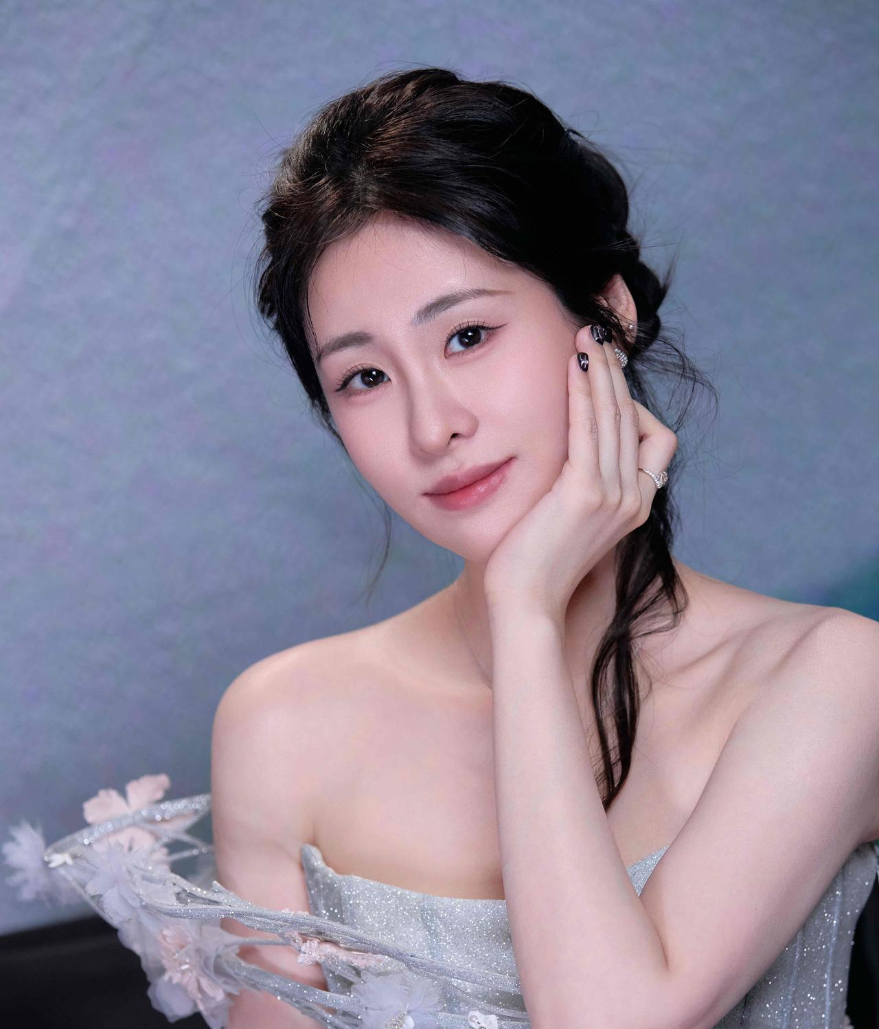 张碧晨回应了这次的事件，他说他要立即做三件事。第一件事向大家道歉。第二件事，澄清