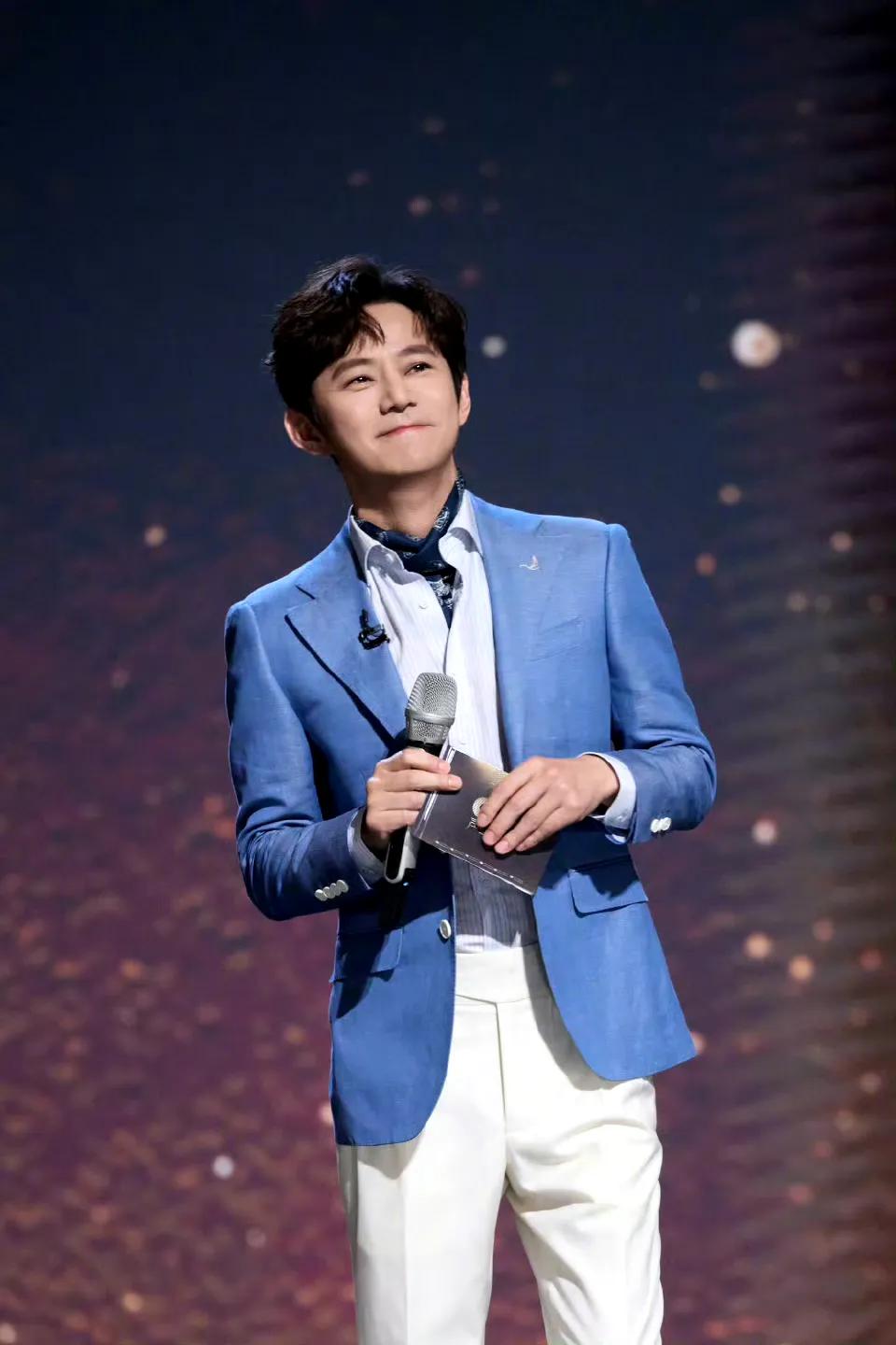 康辉公布获得第32届金鹰奖最佳电视节目主持人奖的是何炅，这竟然是何老师从业30年