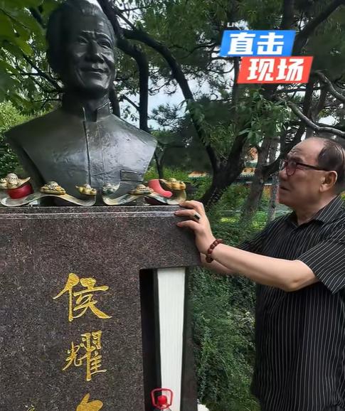 又到侯耀文先生的忌日，刘际、郭晓小几位徒弟结伴前往陵园祭拜，现场祭拜的画面也被大