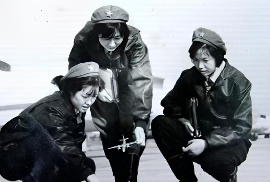 700米高空，0.2秒的反应时间，一架歼击机迎面撞来。33岁的女机长刘晓连，连规