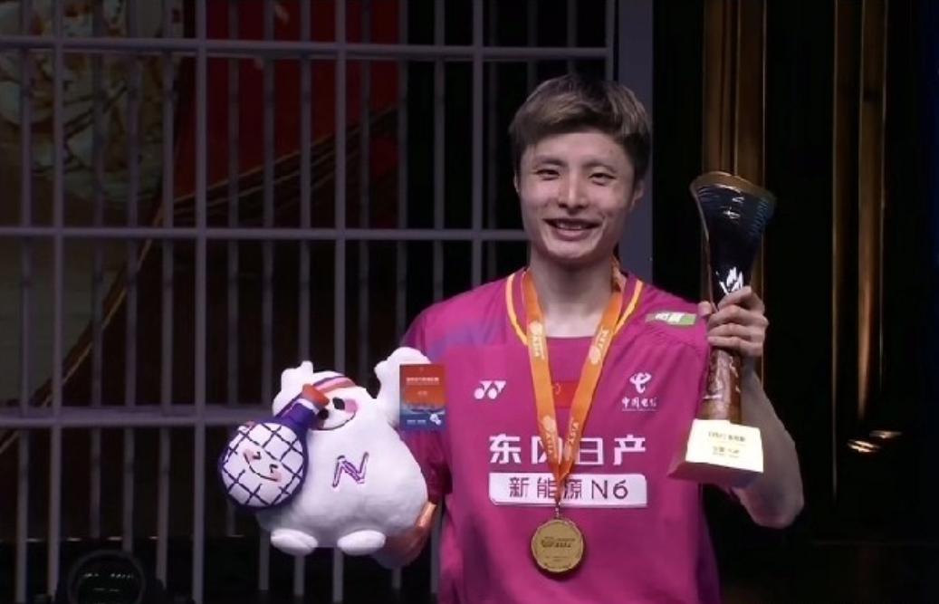 昨晚羽毛球亚锦赛的颁奖仪式上，夺得冠军的中国运动员石宇奇奖金才3万八千五百元，亚