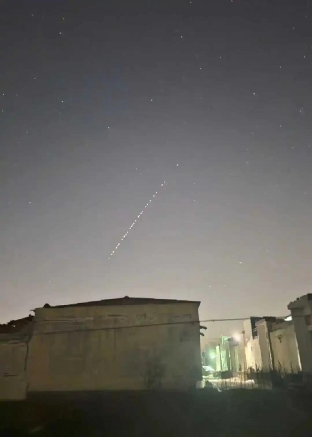 河南夜空突现“神秘光点”刷屏！是外星人来打卡，还是我们被自家科技秀了一脸？