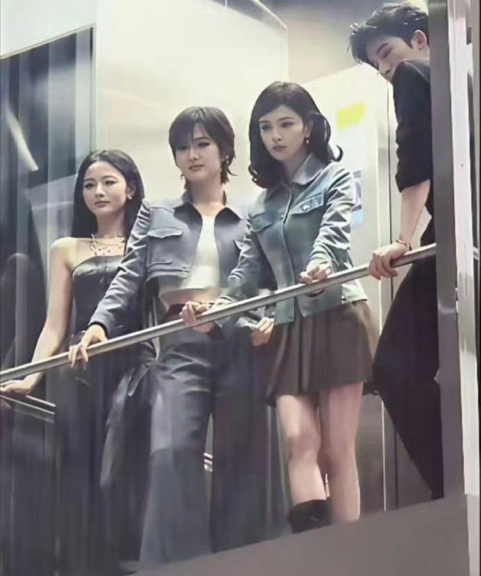 突然有点理解于正了，赵晴的美貌真的很出众。​​​​
